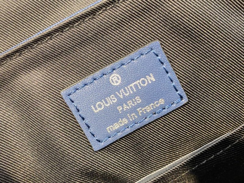 Louis Vuitton CHRISTOPHER MESSENGER BLUE MARINEJOJOKKREPLICAS | High Quality Replica Watches & Bags